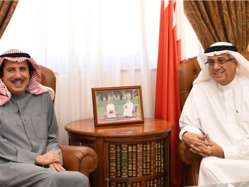مستشار العاهل البحريني لشؤون الاعلام نبيل الحمر أثناء استقباله سفير الكويت لدى البحرين الشيخ عزام الصباح