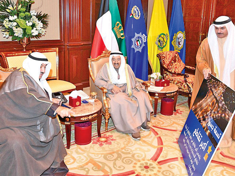 الأمير يطلع من ناصر المحمد خلال استقباله أمس على تفاصيل مشروع «محور صباح الأحمد»