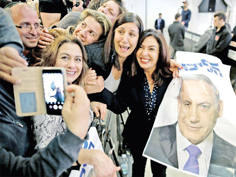 وزيرة الثقافة والرياضة الإسرائيلية ميري ريغيف تلتقط صورة مع مؤيدي نتنياهو أمس الأول(رويترز)