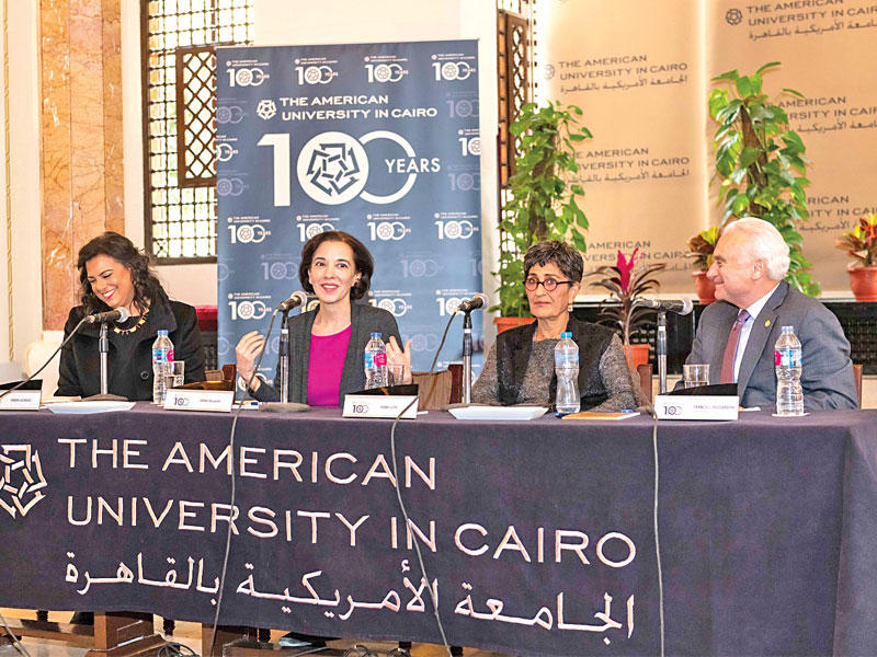 رئيس الجامعة مع شيفا بلاغي والفنانتين خلال افتتاح المعرض