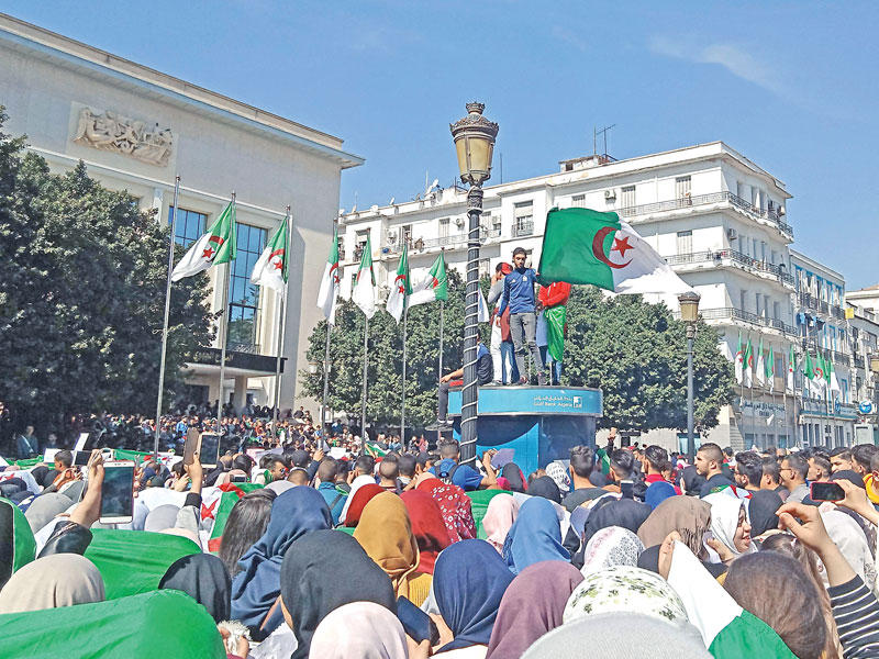 تظاهرات مناهضة لـ«العهدة الخامسة» في مدينة عنابة شمال الجزائر أمس الأول (أ ف ب)