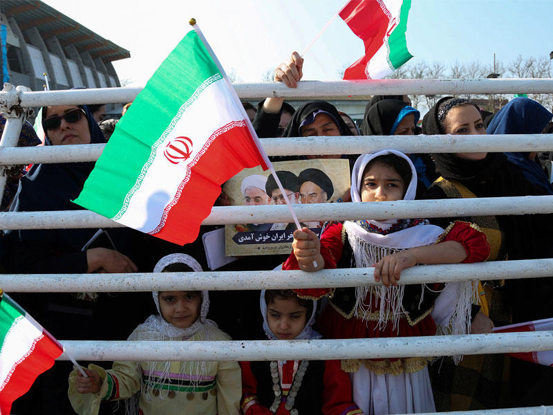 إيرانيون يشاهدون كلمة روحاني في جيلان امس (رويترز)