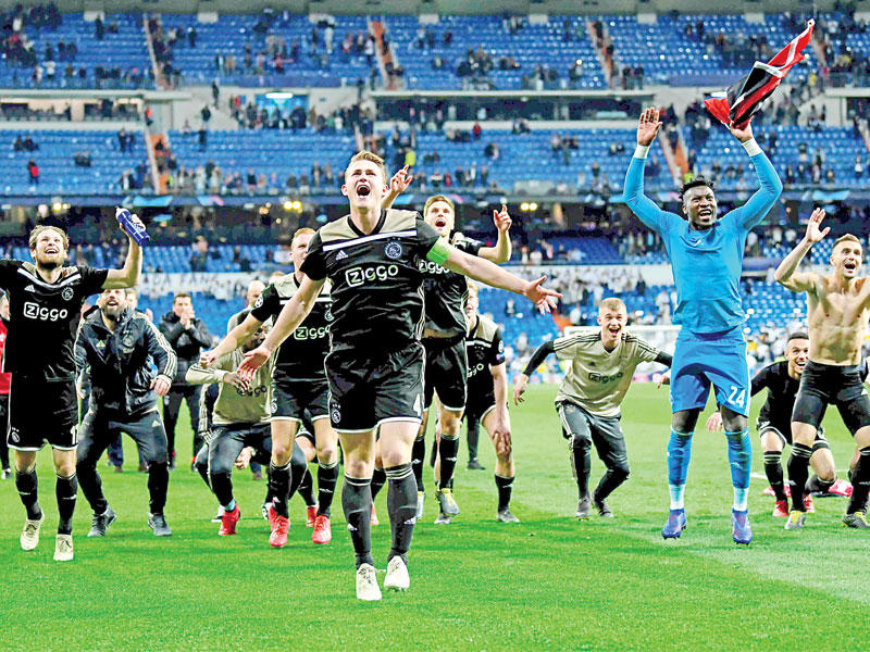 فرحة لاعبي أياكس بعد الفوز على ريال مدريد