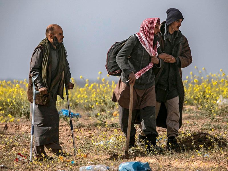 يسير المدنيون الذين خرجوا من المعقل السوري الأخير لداعش نحو نقطة تفتيش للقادمين الجدد الذين تديرهم القوات السورية الديموقراطية