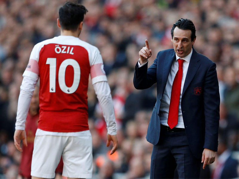 إيمري مدرب أرسنال وأوزيل نجم الفريق