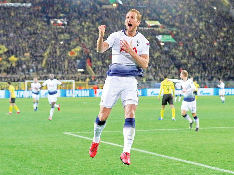 هاري كين يحتفل بهدفه في مرمى دورتموند
