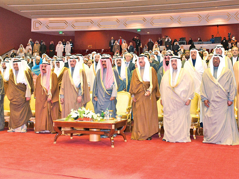 ممثل الأمير يتوسط المشاركين في الحفل 