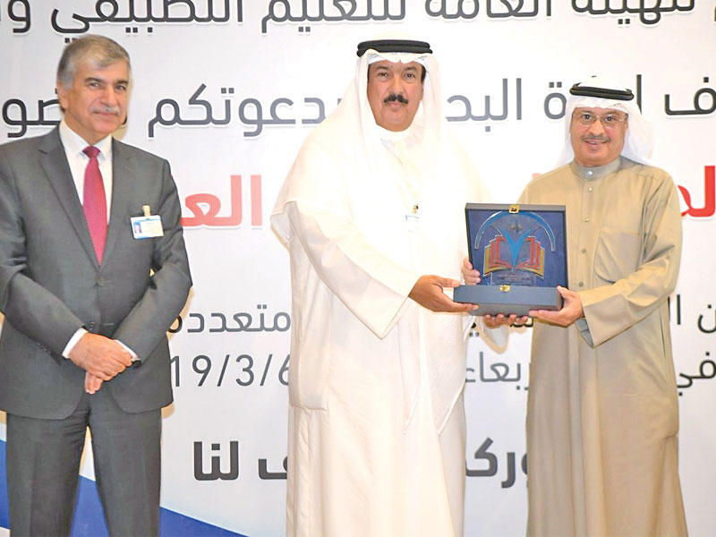 المضف خلال تكريمه المشاركين في المعرض