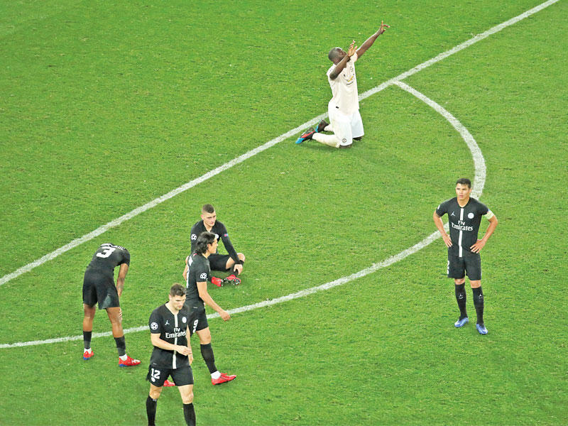 لوكاكو نجم مان يونايتد يحتفل وخيبة أمل لاعبي سان جرمان بعد نهاية المباراة 