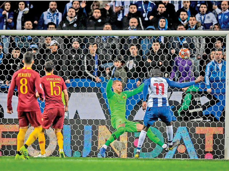 ماريغا نجم بورتو يحرز هدفه في مرمى روما