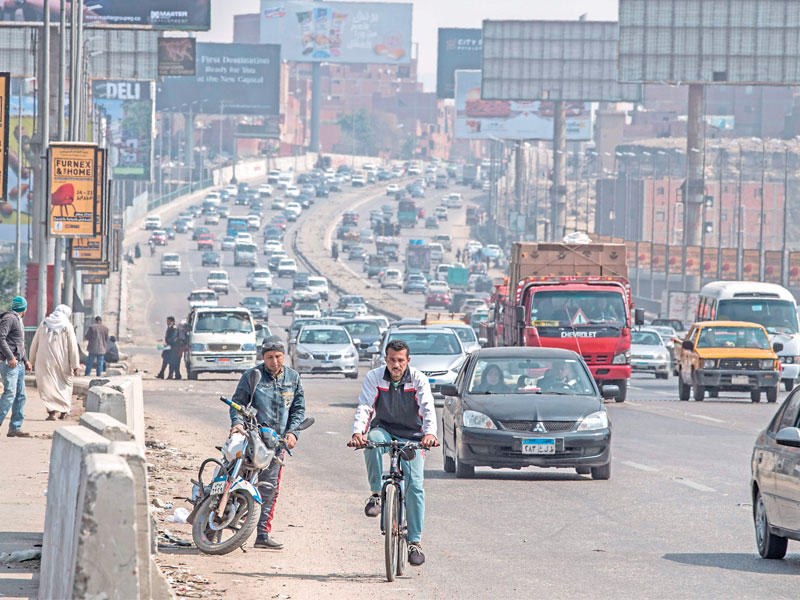 زحمة سير في ميدان الجيزة بالعاصمة المصرية أمس (أ ف ب)
