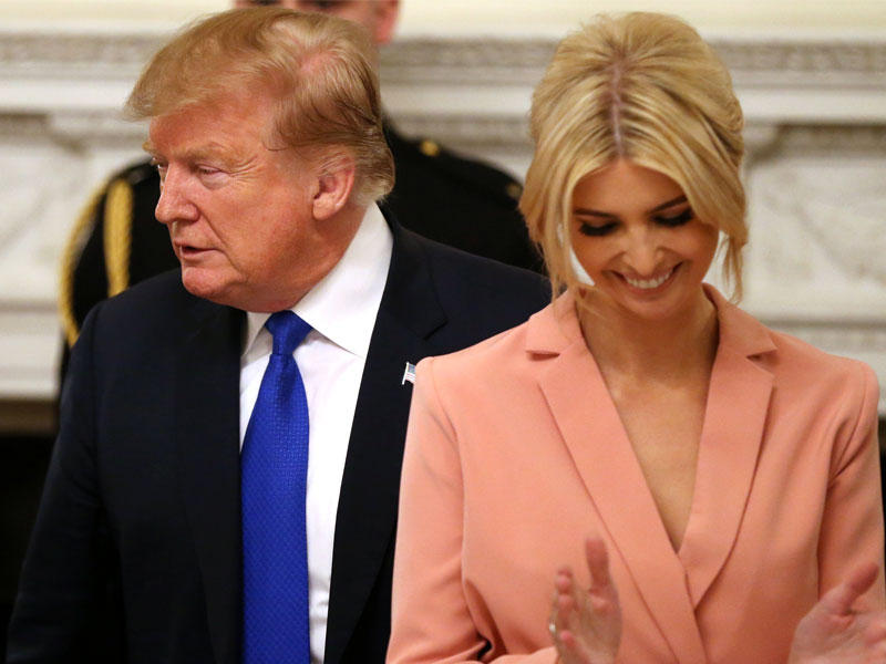  ترامب مع ابنته إيفانكا كبيرة مستشاريه خلال اجتماع في البيت الأبيض أمس الأول   (رويترز)