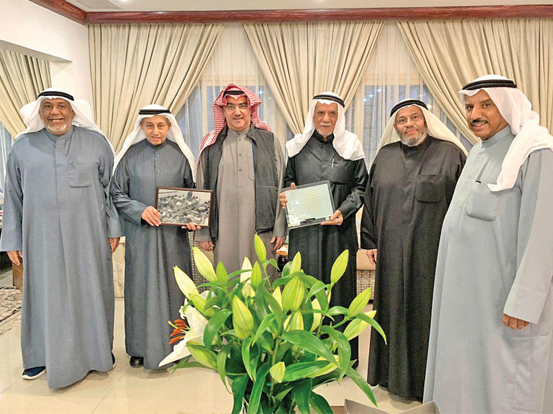 الأوفياء الخمسة وأستاذهم عبدالله كمشاد بعد 55 عاماً من الافتراق