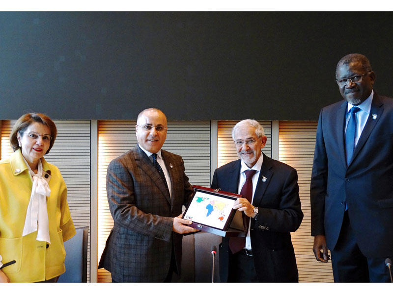 الحاج آسي والساير والسفير جمال الغنيم ومها البرجس خلال التوقيع 