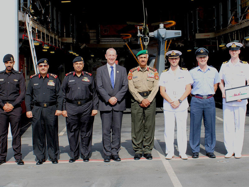  رئيس الأركان العامة للجيش الفريق الركن محمد الخضر يرافقه سفير المملكة المتحدة لدى البلاد مايكل دافنبورت ومساعد أمر القوة البحرية اللواء الركن بحري إدريس إدريس خلال زيارة المدمرة البريطانية (HMS 