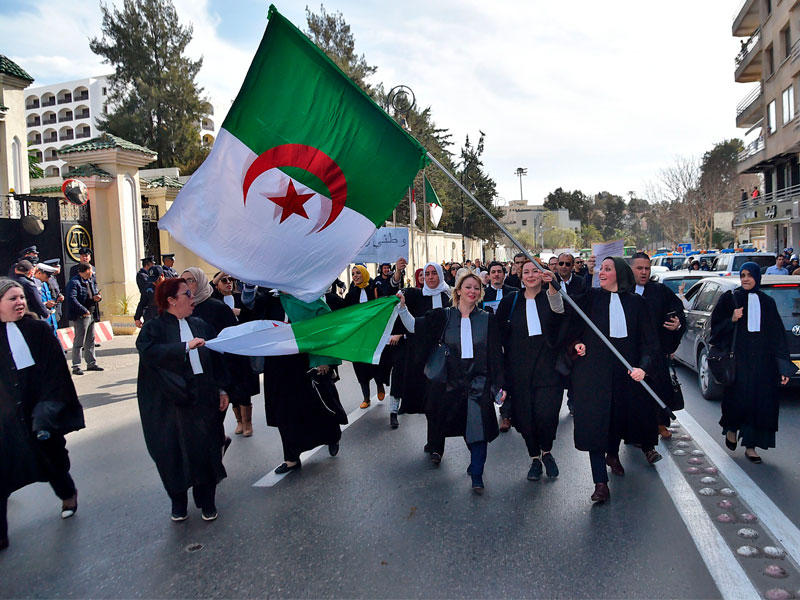 محاميات وصحافيات جزائريات خلال تظاهرة أمام المجلس الدستوري (أ ف ب)
