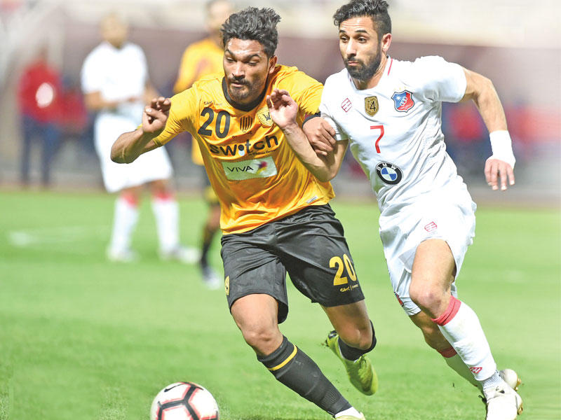 الفاضل وناصر في صراع على الكرة في مواجهتهما الأخيرة بالدوري