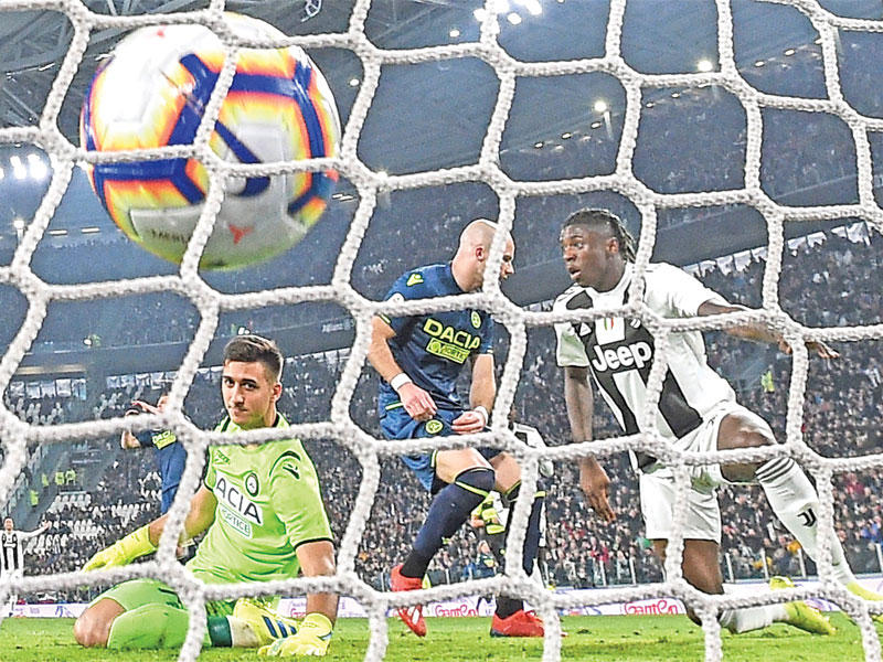 كين لاعب يوفنتوس يحتفل بعد إحرازه هدفا في مرمى اودينيزي