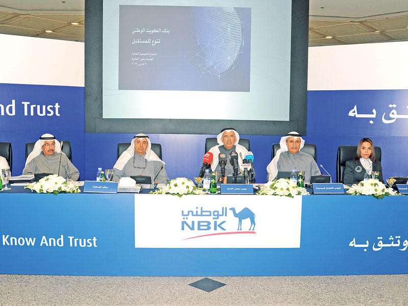 الساير مترئساً الجمعية العمومية أمس (تصوير عبدالله الخلف)