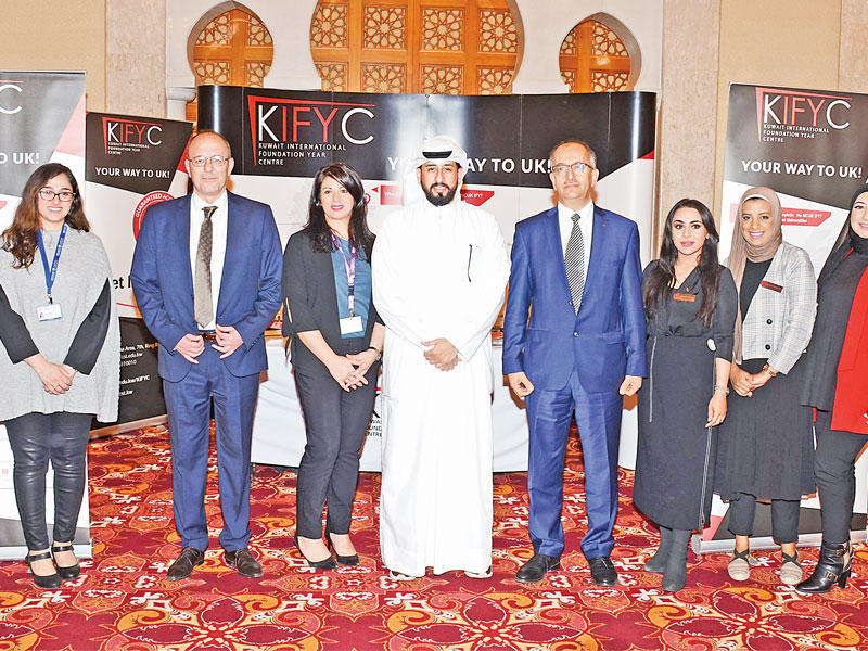 صورة جماعية للقائمين على المعرض 