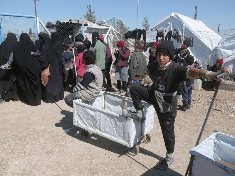  صبي ينتظر مساعدات في مخيم النازحين بمحافظة الحسكة أمس (رويترز)