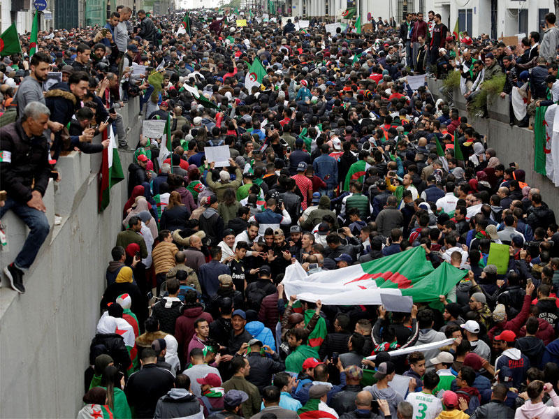 محتجون ضد بوتفليقة وسط العاصمة الجزائر أمس الأول (رويترز)
