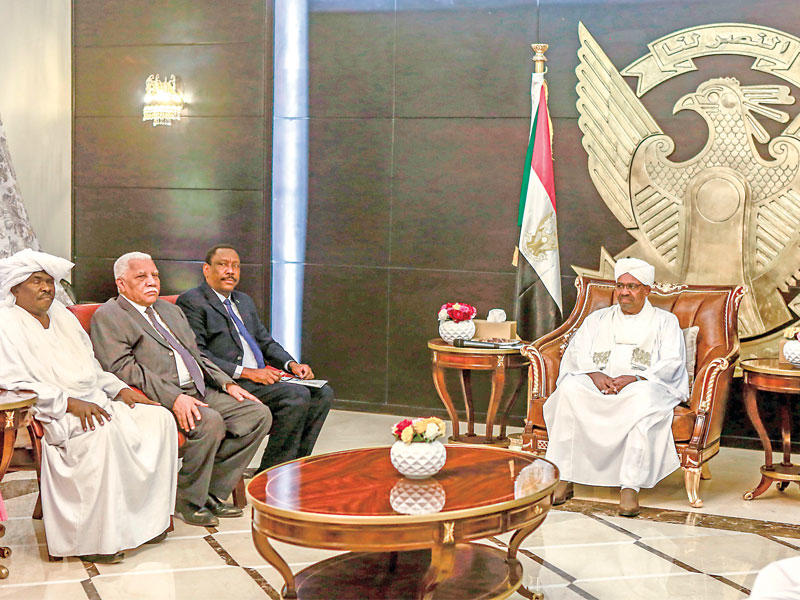 البشير خلال لقائه عدداً من القيادات الأهلية في الخرطوم الخميس الماضي (أ ف ب)