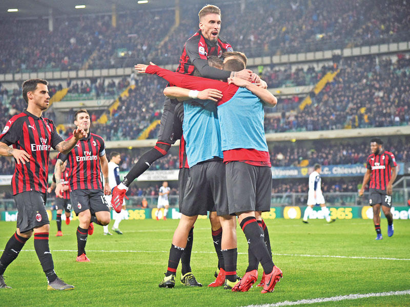 فرحة لاعبي ميلان بعد إحراز الهدف الثاني