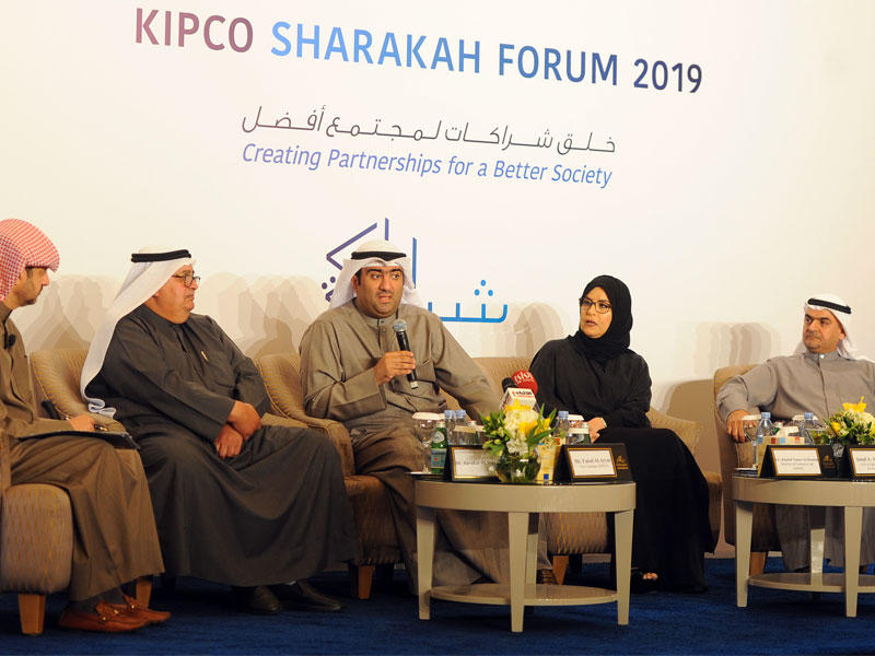 الروضان متحدثاً خلال الملتقى