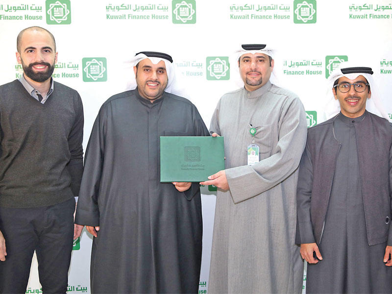 يوسف الرويح وعلي الإبراهيم أثناء توقيع الاتفاقية في المقر الرئيسي لـ«بيتك»