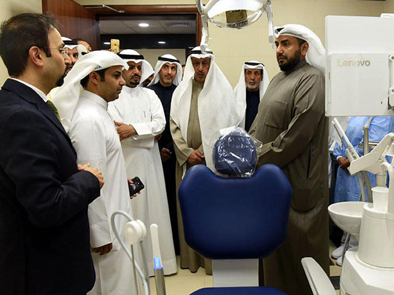 وزير الصحة يستمع لشرح عن إحدى عيادات الأسنان