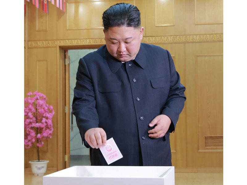 القائد الكوري الشمالي كيم جونغ أون يدلي بصوته في انتخابات مجلس الشعب الأعلى في كوريا الشمالية