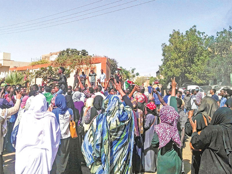 سودانيون يتظاهرون في أم درمان أمس           (أ ف ب)