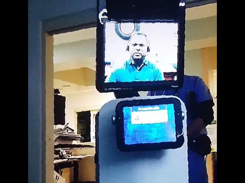 الطبيب الآلي الذي جاء إلى غرفة مستشفى إرنست بولاية كاليفورنيا ، ليعلن أنه سيموت قريباً.