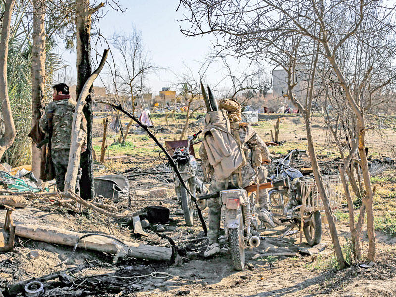 مقاتلان كرديان في الباغوز أمس الأول (أ ف ب)n