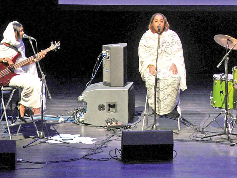 فرقة (سالوت يالبنوت) السودانية