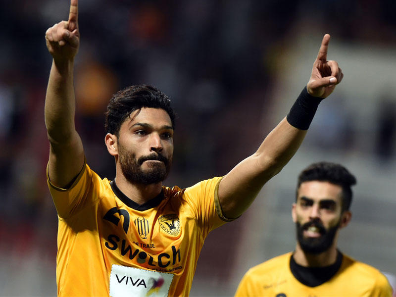 امال الأصفر معقودة بتألق يوسف ناصر