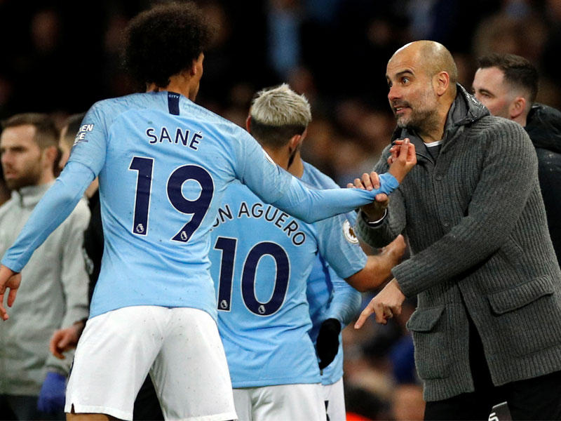 لاعبو سيتي والمدرب غوارديولا