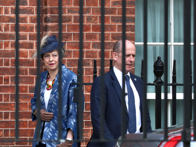 تيريزا ماي خارج مقر الحكومة في لندن أمس (رويترز)