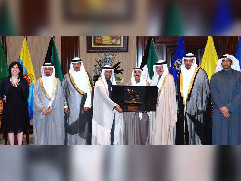 الأمير مستقبلاً وزير المالية والجاسم وأعضاء مجلس إدارة «الكويتية»