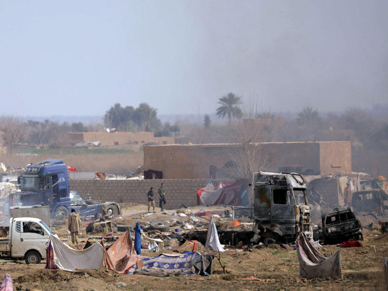 عناصر «داعش» بالمنطقة المحاصرة في الباغوز أمس الأول (رويترز)n