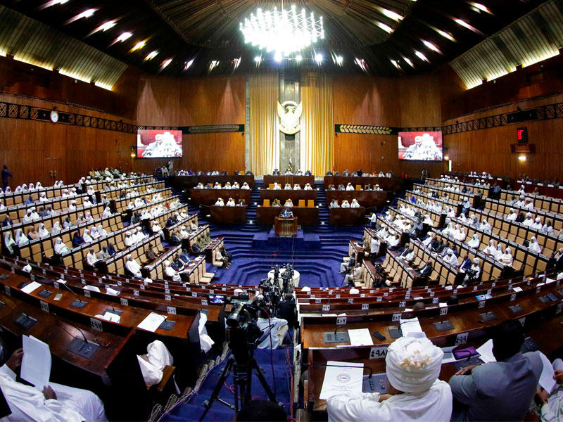 أعضاء البرلمان السوداني يجلسون في الغرفة الرئيسية للجمعية الوطنية خلال جلسة طارئة لمناقشة حالة الطوارئ التي أعلنها الرئيس