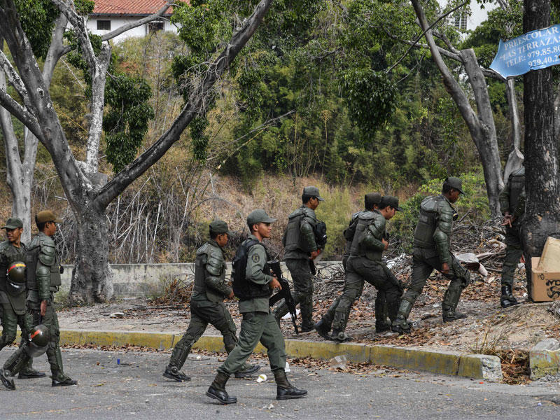 أخذ أفراد الحرس الوطني البوليفاري استراحة بعد أن حرسوا مركزًا تجاريًا في كاراكاس