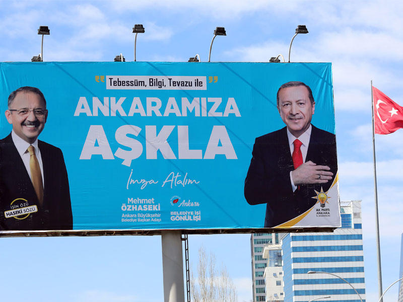 لوحة انتخابية لحزب العدالة والتنمية الحاكم تُصوِّر الرئيس التركي رجب طيب أردوغان  ومحمد أوزاسيكي