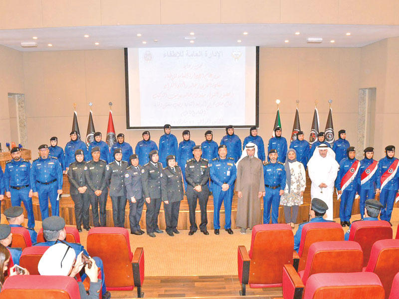 الخريجون ومسؤولو «الإطفاء» خلال الحفل