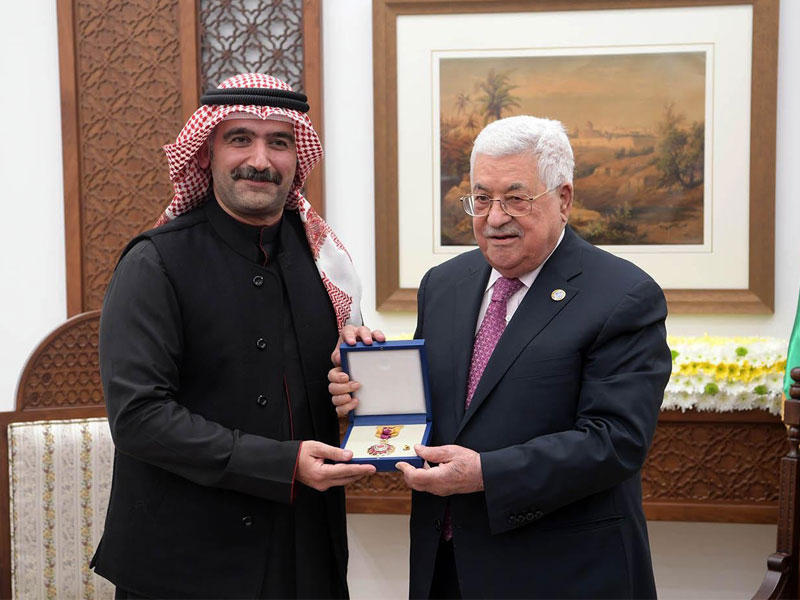 إيراج مكرماً من الرئيس الفلسطيني 