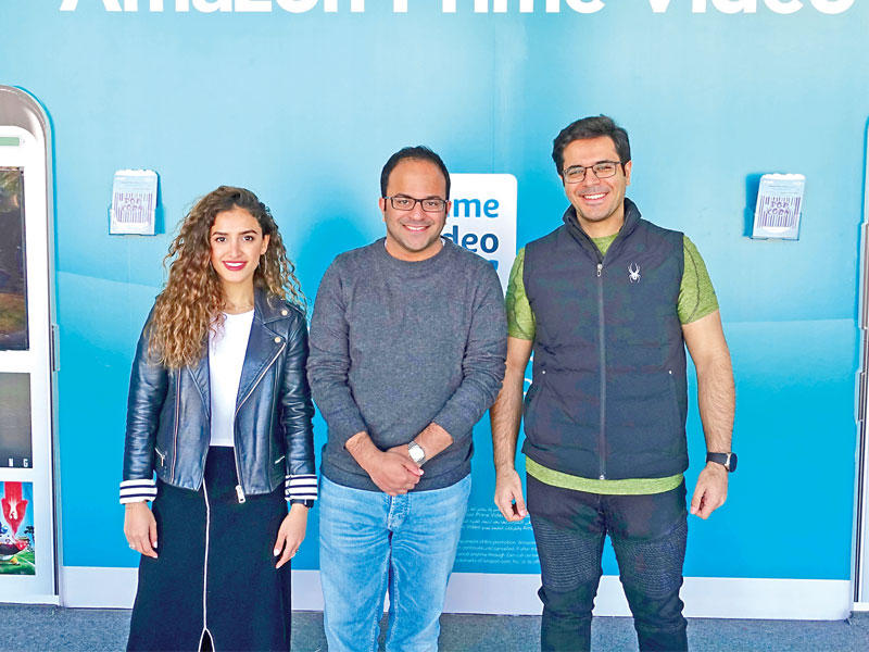 فريق زين في  جناح الشركة 