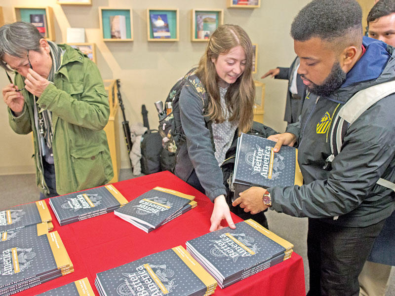 أميركيون يطّلعون على نسخ من الموازنة الجديدة في واشنطن أمس الأول (أي بي آي)