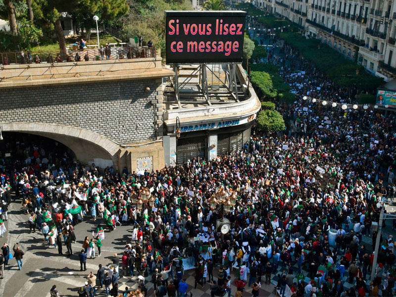 طلاب يتظاهرون وسط العاصمة الجزائر أمس (أ ف ب)