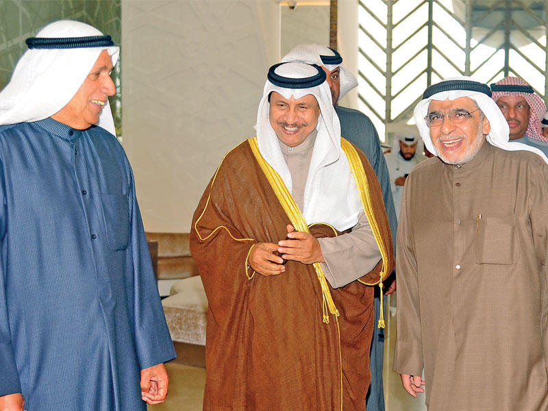 رئيس الوزراء في مجلس الأمة لحضور اجتماع لجنة الميزانيات وبرفقته عدنان عبدالصمد وعبدالله الرومي t    (تصوير عبدالله الخلف)